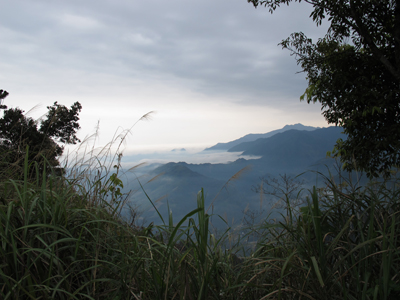 標高1406公尺的馬那邦山，是大湖鄉第一高峰，位在苗栗縣大湖鄉與泰安鄉交界處